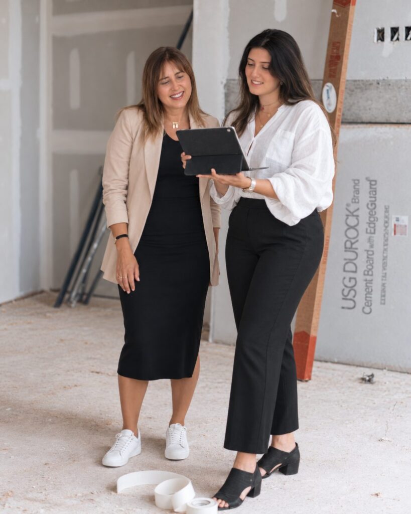 Marina y Flor revisando una obra nueva